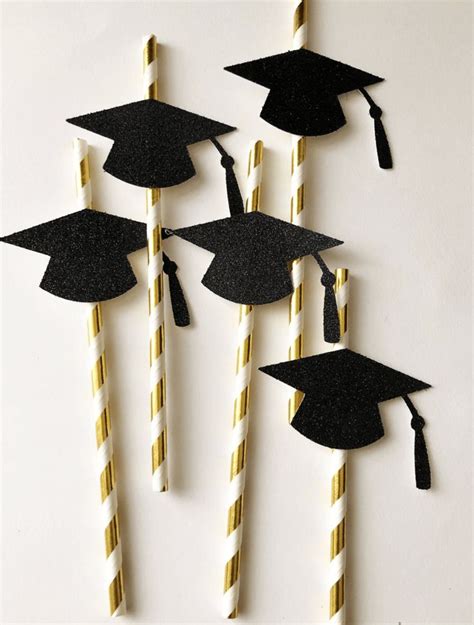 34 Best Graduation Party Decorations For The Class Of 2022 | Grad party ...