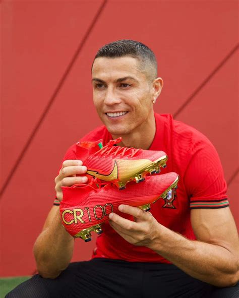 📸 Cristiano Ronaldo receives unique gold Nike boots 💯 | OneFootball