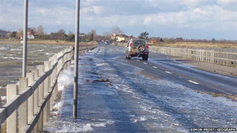 Essex Police car 'marooned' in Mersea Strood high tide - BBC News