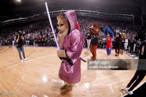 Sacramento Kings mascot Slamson performs with Benny the Bull, The ...