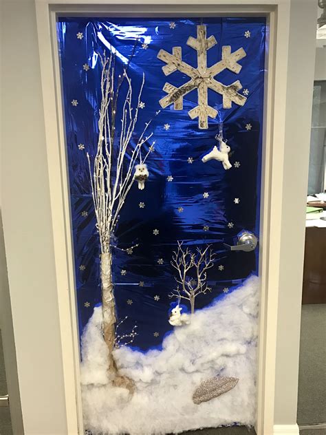 Christmas door decorating contest. Winter wonderland. Woodland creature ...