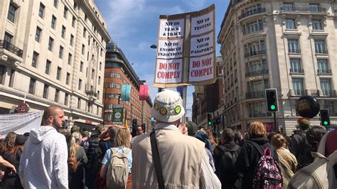 COVID-19: Oxford Street shoppers heckled over face masks as thousands ...