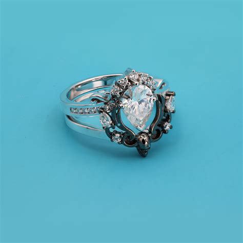 9 Alternative Engagement Ring Ideas for Your Spouse to Be » JewelryThis : Custom Jewelry