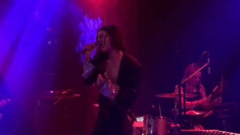 BØRNS- Past Lives (Live) - YouTube