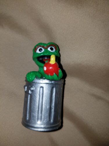 Oscar the Grouch Pvc Figure Holding Apple w Pet Worm Slimey Applause 2. ...