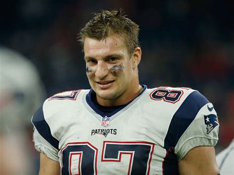 Dating tips from famous athletes: Gronk, D'Angelo Russell, more ...