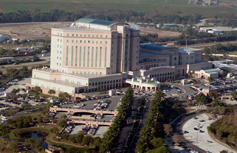 Patient Shoots Doctor at Veterans Affairs Hospital in Florida, Officials Say - The New York Times