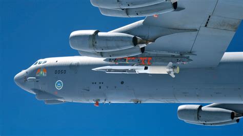 US Airforce Tests Its New Hypersonic Missile On A B-52 Bombe