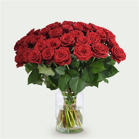 10 or more long stemmed red roses | Topbloemen.nl