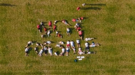 Silsden school field: Children spell out 'not for sale' - BBC News