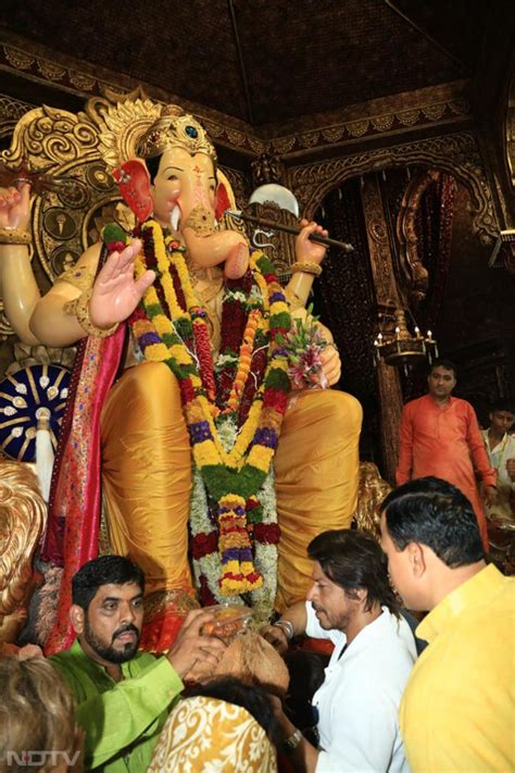 Ganesh Chaturthi 2023: Stars offers prayers at Lalbaugcha Raja