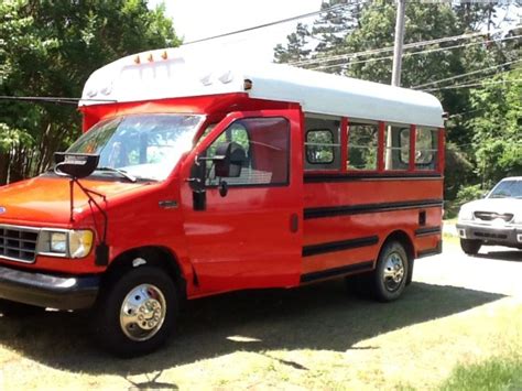 She Turned This Short School Bus Into Her 'Motor-Cottage'