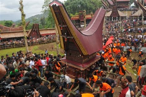 Tana Toraja Funeral Procession in South Sulawesi Indonesia | Indonesian ...