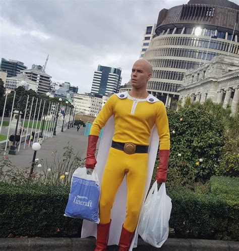 Este Cosplayer provou que o mundo não está pronto para uma versão realista de Saitama, de One ...