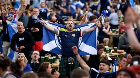 More than 70,000 empty seats at Glasgow Euro 2020 fan zone - BBC News
