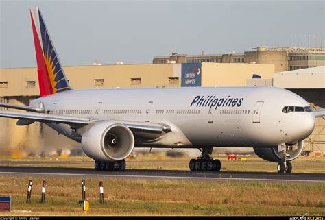 RP-C7775 - Philippines Airlines Boeing 777-300ER at London - Heathrow ...