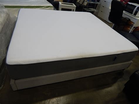 KINGSIZE CASPER MATTRESS - Big Valley Auction