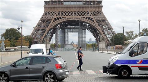 Eiffel Tower evacuated, barricaded after bomb threat | World News - The ...