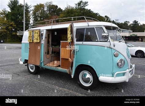 A Volkswagen microbus camper van Stock Photo - Alamy