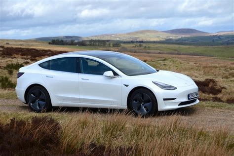 TESLA MODEL 3 LONG RANGE REVIEW - GreenCarGuide.co.uk