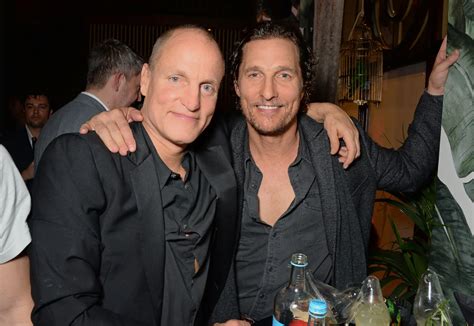 Woody Harrelson suspeita que pode ser irmão de Matthew McConaughey e quer fazer um teste de ADN ...