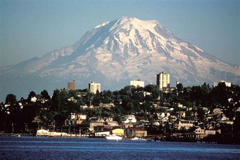 Tacoma skyline with Mount Rainier in the background, Washington, United ...