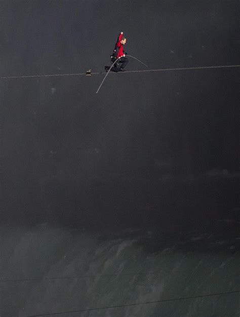 Niagara Falls tightrope walker a success | OregonLive.com