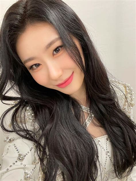 230227 ITZY Twitter Update - Chaeryeong | kpopping