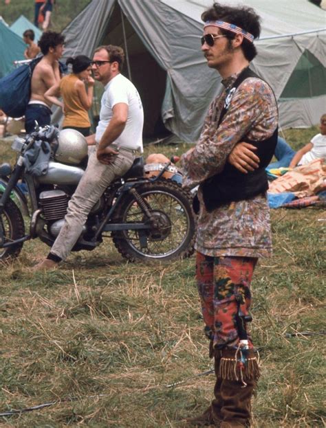 Hippies in the 60s : Fashion, Festivals, Flower Power