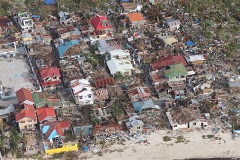 Camille's Samui Info blog: Typhoon Haiyan / Yolanda rages over Malapascua island in the Philippines