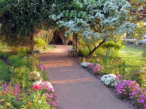 Enhance The Beauty Of Your Garden Pathway