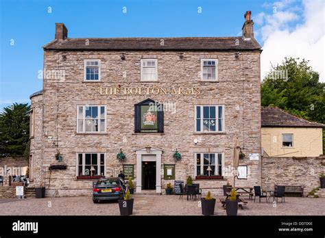 The Bolton Arms pub in Leyburn , North Yorkshire , England , Britain Stock Photo: 60158686 - Alamy