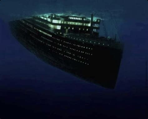 Titanic sinking from under the water : titanic