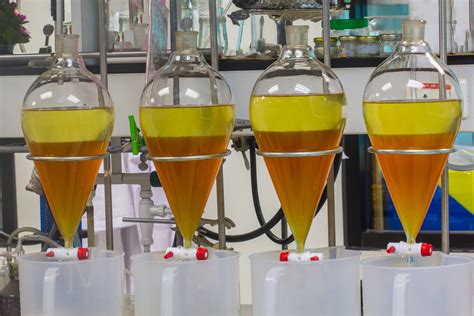 Decantação - processo de separação de misturas - Química - InfoEscola