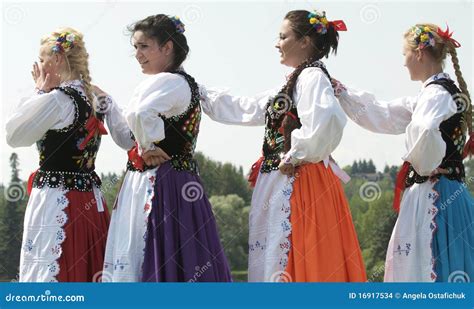 Traditional Hungarian Dancers Editorial Stock Image - Image of traditional, celebrate: 16917534