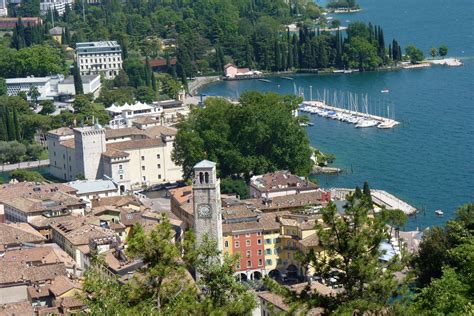 Die schöne Altstadt von Riva del Garda mit ihrer alten Festung - MaDeRe