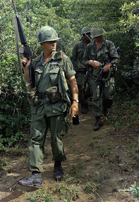 4th Infantry Division soldiers in Vietnam, 1967 [620x900] : r/MilitaryPorn