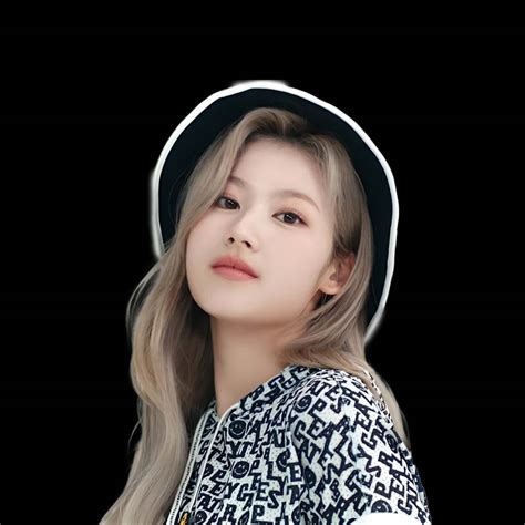 Minatozaki Sana - Age, Bio, Birthday, Family, Net Worth | National Today