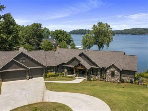 Luxury waterfront homes for sale in Seneca, South Carolina | JamesEdition