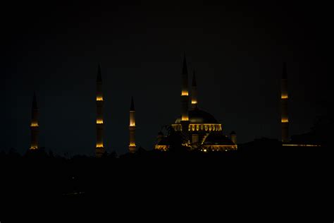 Illuminated Mosque at Night · Free Stock Photo