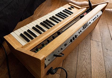 MATRIXSYNTH: Unique Korg R3 synthesizer in a custom wooden high quality case