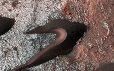 NASA's Mars Reconnaissance Orbiter Views Martian Sand Dunes