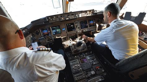 FAA boss reacts to calls to raise pilots' mandatory retirement age