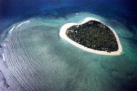 Tavarua Island, Fiji (The Heart Shaped Island) [6 Pic] ~ Awesome Pictures