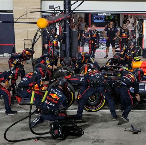 Watch Red Bull F1 Team Complete a Four-Tire Pit Stop in Total Darkness