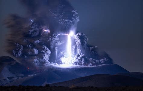 Stunning image of rare volcanic lightning captured by German ...