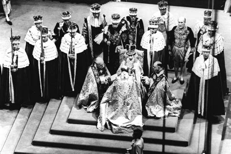 At her coronation on 2 Juni1953 Queen Elizabeth II was just 27 years old. (With images ...