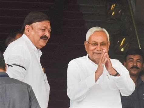 Nitish Kumar left the Bjp and took oath tomorrow with the Grand ...