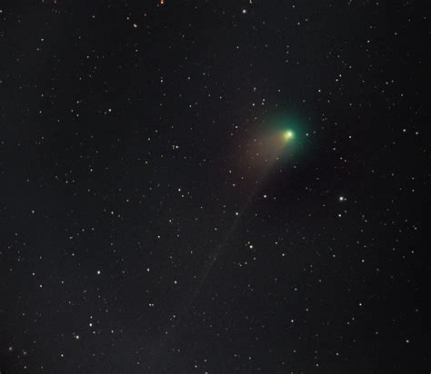 Green comet with an ethereal third tail approaches Earth | Science | EL PAÍS English