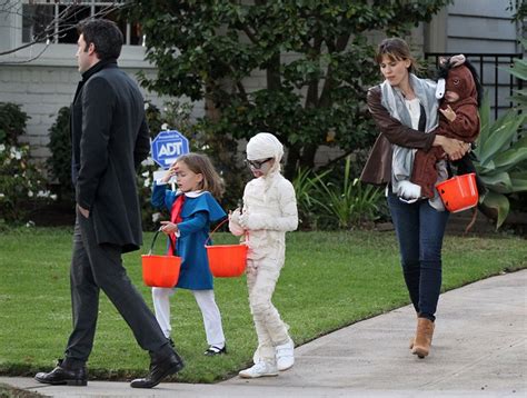 Jennifer Garner and Ben Affleck go trick-or-treating with their kids for Halloween 2013|Lainey ...